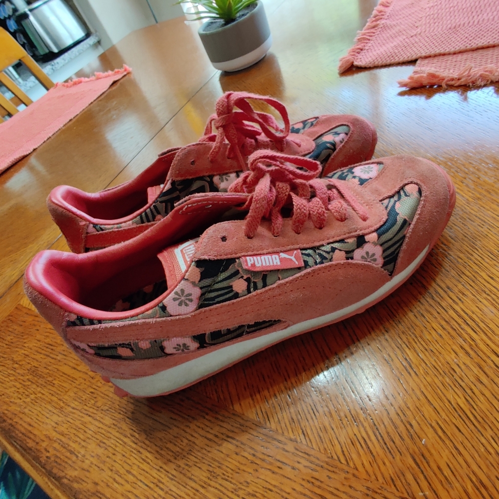 Puma 8.5 tropical-esk athletic shoe